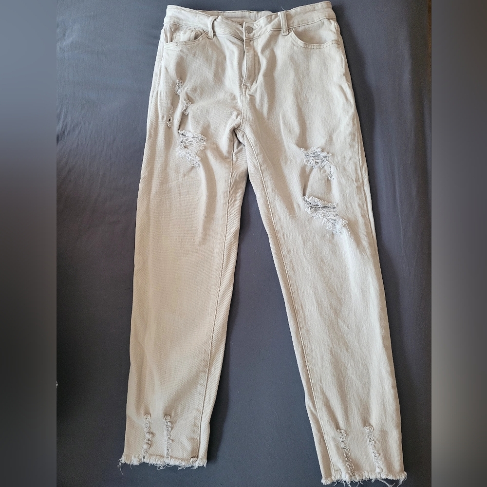 🤍 Distressed Jeans